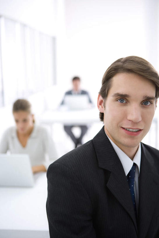 西方人,三个人,同事,商务人士,商务男性,商务女性,办公室,坐,笑,微笑,露齿笑,竖图,室内,白天,正面,衬衫,成功,合作,团队,集体,信心,电脑,笔记本电脑,家具,桌子,欧洲,欧洲人,套装,网络,办公桌,注视,通讯设备,队伍,低头,观察,看,观看,察看,无线,领导,成就,关注,通信设备,商务装,无线网络,合伙,领袖,无线上网,便携式电脑,工薪阶层,办公家具,手提电脑,男人,男性,女人,女性,中年男性,中年女性,白种人,白领,上班族,坐着,半身,彩图,衬衣