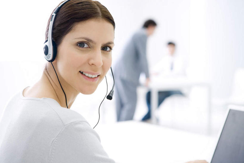 西方人,三个人,商务人士,商务男性,办公室,站,坐,横图,室内,白天,衬衫,电脑,笔记本电脑,家具,桌子,欧洲,欧洲人,套装,网络,办公桌,话务员,注视,通讯设备,背面,耳机,耳麦,话筒,观察,看,站着,观看,察看,无线,麦克风,关注,通信设备,商务装,无线网络,无线上网,便携式电脑,工薪阶层,客服人员,电话销售,办公家具,手提电脑,男人,男性,女人,女性,中年男性,中年女性,白种人,白领,接线员,上班族,站立,坐着,半身,彩图,衬衣