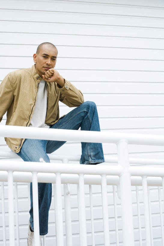 西方人,一个人,栏杆,坐,竖图,室外,白天,正面,衬衫,欧洲,欧洲人,仅一个男性,仅一个人,围栏,桔黄,注视,牛仔裤,休闲装,护栏,仅一个年轻男性,低头,观察,看,握拳,休闲,休闲服,观看,察看,关注,男人,男性,年轻男性,白种人,坐着,彩图,全身,衬衣