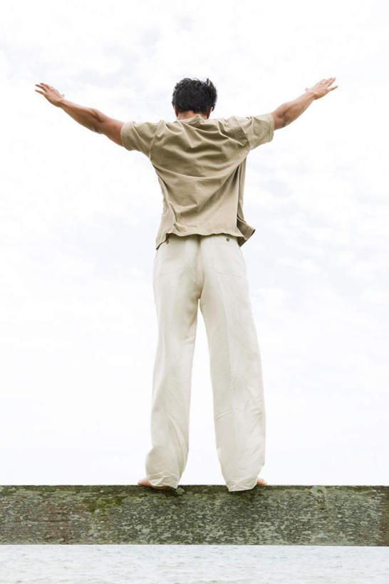 西方人,一个人,栏杆,站,举,伸展双臂,竖图,室外,白天,仰视,欧洲,欧洲人,仅一个男性,仅一个人,围栏,注视,休闲装,护栏,仅一个年轻男性,观察,看,托,站着,休闲,休闲服,观看,察看,关注,男人,男性,年轻男性,白种人,敞开双臂,举起,举手,举着,伸开双臂,向上举,向上伸,向上托,展开双肩,站立,张开手臂,张开双臂,彩图,低角度拍摄,全身