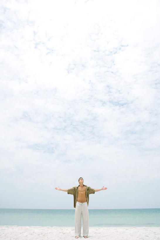 西方人,一个人,站,竖图,室外,白天,正面,游戏,海洋,欧洲,欧洲人,仅一个男性,仅一个人,水平线,云,云朵,辽阔,海平线,玩,云彩,注视,休闲装,娱乐,仅一个年轻男性,白云,天空,海水,天,观察,看,站着,休闲,广阔,休闲服,晴朗,观看,一望无际,察看,关注,海景,无边无际,一马平川,男人,男性,年轻男性,白种人,大海,海,晴空,抬头,玩耍,嬉戏,仰头,站立,半身,彩图,水天相接,水天一线