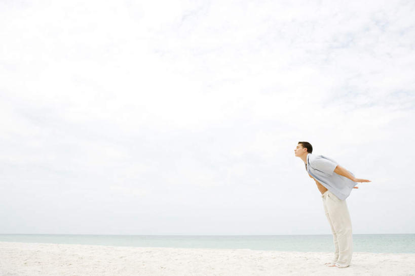 西方人,一个人,站,横图,室外,白天,侧面,游戏,沙滩,欧洲,欧洲人,仅一个男性,仅一个人,弯腰,沙子,海岸,水平线,辽阔,海平线,沙地,玩,注视,休闲装,娱乐,仅一个年轻男性,观察,看,站着,休闲,广阔,休闲服,观看,一望无际,察看,关注,无边无际,一马平川,男人,男性,年轻男性,白种人,海滩,玩耍,嬉戏,站立,彩图,全身,水天相接,水天一线