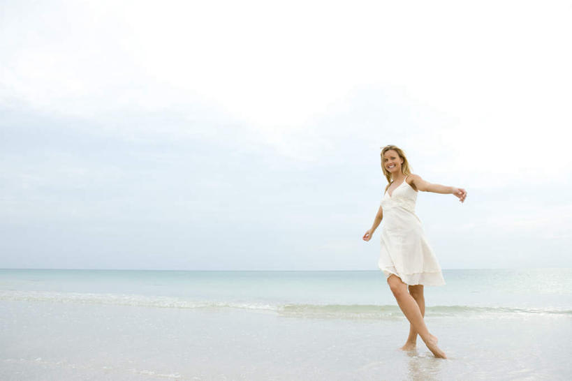 西方人,一个人,站,笑,微笑,露齿笑,横图,室外,白天,正面,游戏,沙滩,欧洲,欧洲人,仅一个年轻女性,仅一个女性,仅一个人,沙子,海岸,水平线,辽阔,海平线,沙地,玩,注视,娱乐,观察,看,站着,休闲,广阔,观看,一望无际,察看,关注,无边无际,一马平川,年轻女性,女人,女性,白种人,海滩,双腿交叉,玩耍,嬉戏,站立,彩图,全身,水天相接,水天一线