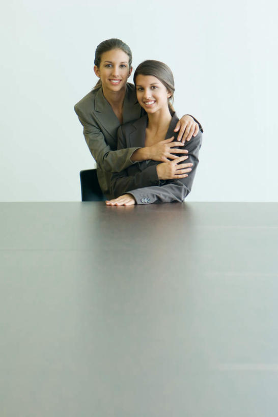 西方人,两个人,伙伴,朋友,商务人士,商务女性,坐,抱,笑,微笑,露齿笑,竖图,室内,白天,正面,友谊,家具,桌子,欧洲,欧洲人,套装,注视,观察,看,抱着,观看,察看,搂着,关注,商务装,工薪阶层,友情,年轻女性,女人,女性,白种人,白领,上班族,搂,搂抱,坐着,半身,彩图