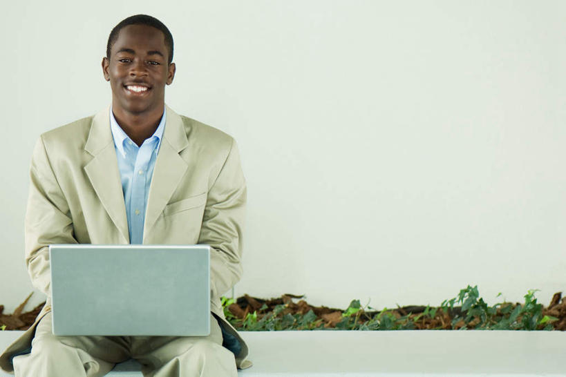 西方人,一个人,商务人士,商务男性,坐,笑,微笑,露齿笑,横图,室内,白天,正面,衬衫,电脑,笔记本电脑,欧洲,非洲,黑人,欧洲人,仅一个男性,仅一个人,握,套装,网络,拿,拿着,注视,通讯设备,仅一个年轻男性,观察,看,握着,观看,察看,无线,关注,通信设备,商务装,无线网络,无线上网,便携式电脑,工薪阶层,手提电脑,男人,男性,年轻男性,非洲人,白领,上班族,坐着,半身,彩图,衬衣