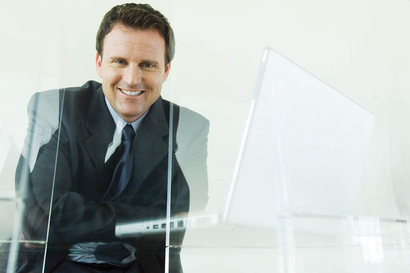 西方人,一个人,商务人士,商务男性,坐,笑,微笑,露齿笑,横图,室内,白天,正面,衬衫,电脑,笔记本电脑,欧洲,欧洲人,仅一个男性,仅一个人,仅一个中年男性,套装,网络,注视,通讯设备,观察,看,观看,察看,无线,关注,通信设备,商务装,无线网络,无线上网,便携式电脑,工薪阶层,手提电脑,男人,男性,中年男性,白种人,白领,上班族,坐着,半身,彩图,衬衣