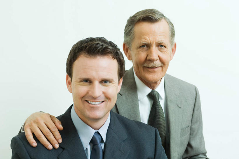 西方人,手,两个人,同事,商务人士,商务男性,坐,笑,微笑,露齿笑,横图,室内,白天,正面,衬衫,成功,合作,团队,集体,信心,欧洲,欧洲人,套装,注视,队伍,观察,看,手部,搭,观看,察看,领导,成就,关注,商务装,合伙,领袖,工薪阶层,老年男性,男人,男性,中年男性,白种人,白领,上班族,坐着,半身,彩图,衬衣