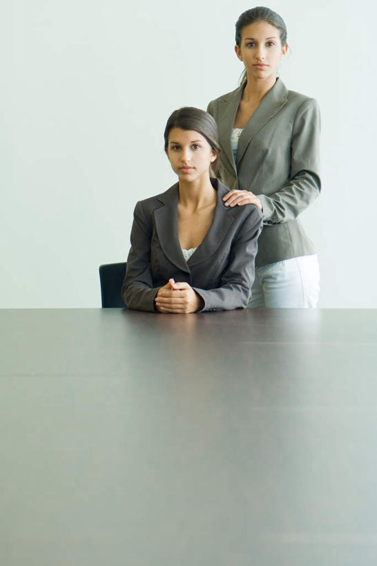 西方人,两个人,同事,商务人士,商务女性,办公室,站,坐,竖图,室内,白天,正面,衬衫,成功,合作,团队,集体,信心,家具,桌子,欧洲,欧洲人,套装,办公桌,注视,队伍,观察,看,站着,观看,察看,领导,成就,关注,商务装,合伙,领袖,工薪阶层,办公家具,女人,女性,中年女性,白种人,白领,上班族,站立,坐着,半身,彩图,衬衣