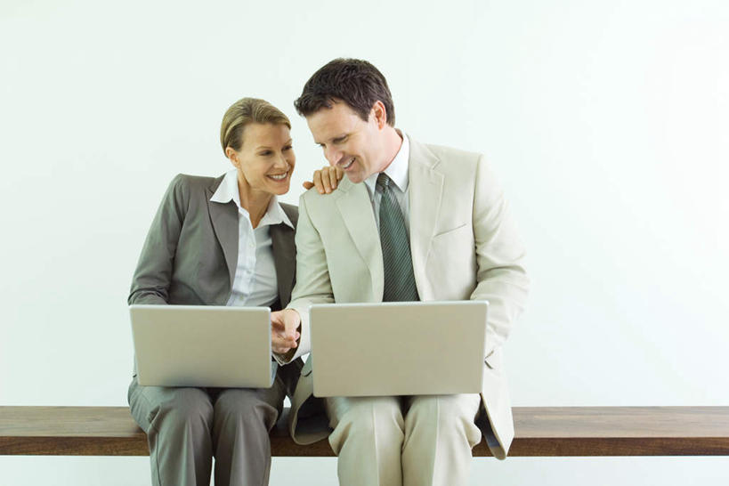 西方人,两个人,同事,商务人士,商务男性,商务女性,坐,笑,微笑,露齿笑,横图,室内,白天,正面,衬衫,成功,合作,团队,集体,信心,电脑,笔记本电脑,欧洲,欧洲人,握,套装,网络,长椅,拿,拿着,注视,通讯设备,队伍,低头,观察,看,搭,握着,观看,对视,察看,无线,领导,成就,搭着,关注,通信设备,商务装,无线网络,合伙,领袖,无线上网,便携式电脑,工薪阶层,手提电脑,男人,男性,女人,女性,中年男性,中年女性,白种人,白领,上班族,坐着,半身,彩图,衬衣