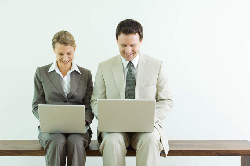 西方人,两个人,同事,商务人士,商务男性,商务女性,坐,横图,室内,白天,正面,衬衫,成功,合作,团队,集体,信心,电脑,笔记本电脑,欧洲,欧洲人,套装,网络,长椅,注视,通讯设备,队伍,低头,观察,看,浏览,观看,察看,无线,领导,成就,关注,通信设备,商务装,无线网络,合伙,领袖,无线上网,便携式电脑,工薪阶层,手提电脑,男人,男性,女人,女性,中年男性,中年女性,白种人,白领,上班族,坐着,半身,彩图,衬衣