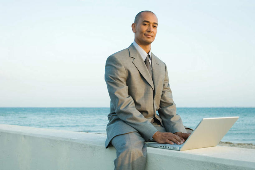 西方人,一个人,商务人士,商务男性,坐,笑,微笑,露齿笑,横图,室外,白天,正面,衬衫,电脑,笔记本电脑,沙滩,欧洲,欧洲人,仅一个男性,仅一个人,仅一个中年男性,套装,网络,沙子,海岸,水平线,辽阔,海平线,沙地,注视,通讯设备,观察,看,广阔,观看,一望无际,察看,无线,关注,通信设备,商务装,无线网络,无线上网,便携式电脑,工薪阶层,无边无际,一马平川,手提电脑,男人,男性,中年男性,白种人,白领,上班族,海滩,坐着,半身,彩图,衬衣,水天相接,水天一线