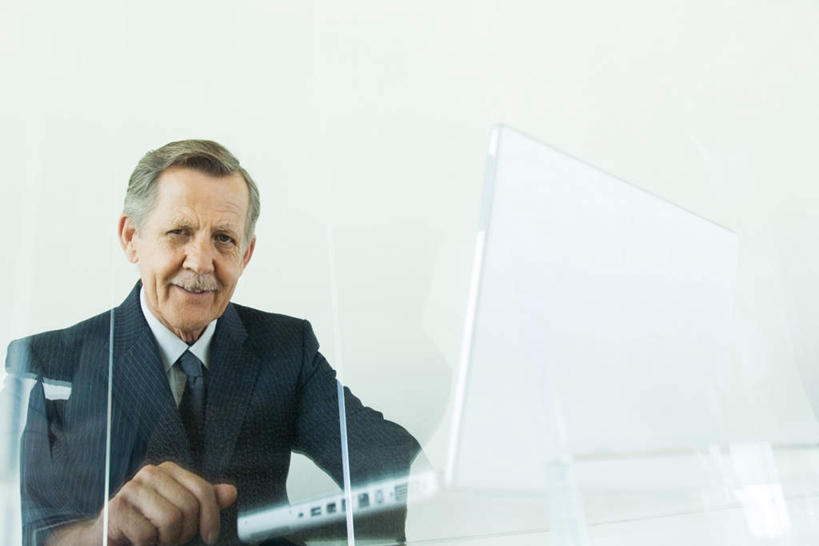 西方人,一个人,商务人士,商务男性,办公室,坐,笑,微笑,露齿笑,横图,室内,白天,正面,衬衫,电脑,笔记本电脑,家具,桌子,欧洲,欧洲人,仅一个男性,仅一个人,套装,网络,办公桌,注视,通讯设备,观察,看,仅一个老年男性,观看,察看,无线,关注,通信设备,商务装,无线网络,无线上网,便携式电脑,工薪阶层,办公家具,手提电脑,老年男性,男人,男性,白种人,白领,上班族,坐着,半身,彩图,衬衣