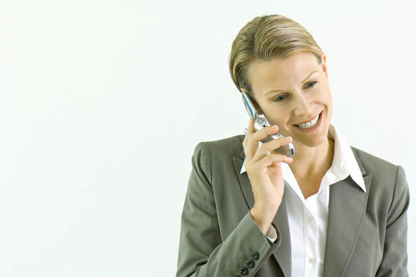 西方人,一个人,商务人士,商务女性,站,笑,打电话,微笑,露齿笑,横图,室内,白天,正面,衬衫,电话,手机,欧洲,欧洲人,仅一个年轻女性,仅一个女性,仅一个人,握,套装,拿,拿着,注视,通讯设备,观察,看,站着,握着,观看,察看,关注,商务装,工薪阶层,交流,年轻女性,女人,女性,白种人,白领,上班族,沟通,通话,站立,半身,彩图,衬衣