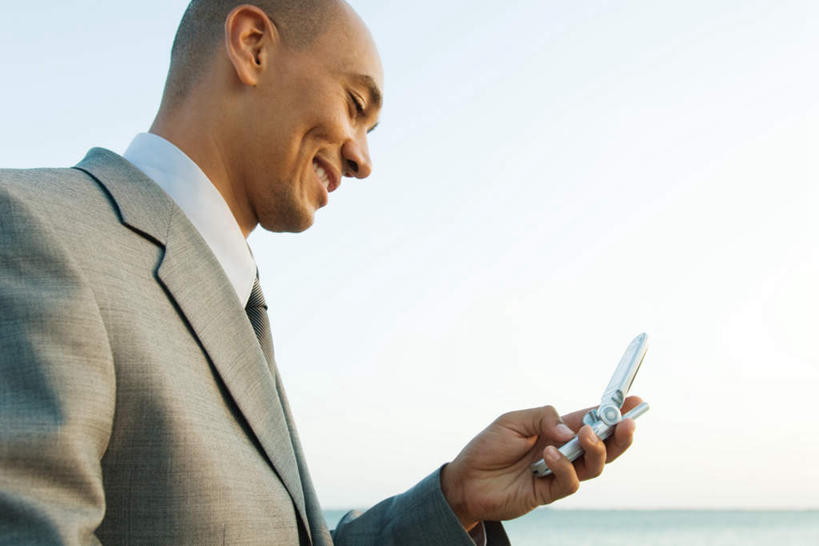 西方人,一个人,商务人士,商务男性,笑,打电话,微笑,露齿笑,横图,室外,白天,仰视,衬衫,沙滩,电话,手机,欧洲,欧洲人,仅一个男性,仅一个人,仅一个中年男性,套装,沙子,海岸,沙地,通讯设备,看,查看,商务装,工薪阶层,交流,男人,男性,中年男性,白种人,白领,上班族,海滩,沟通,通话,半身,彩图,低角度拍摄,衬衣