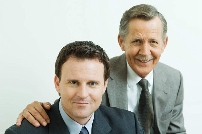 西方人,两个人,同事,商务人士,商务男性,坐,笑,微笑,露齿笑,横图,室内,白天,正面,衬衫,成功,合作,团队,集体,信心,欧洲,欧洲人,套装,注视,队伍,观察,看,搭,观看,察看,领导,成就,搭着,关注,商务装,合伙,领袖,工薪阶层,老年男性,男人,男性,中年男性,白种人,白领,上班族,坐着,半身,彩图,衬衣