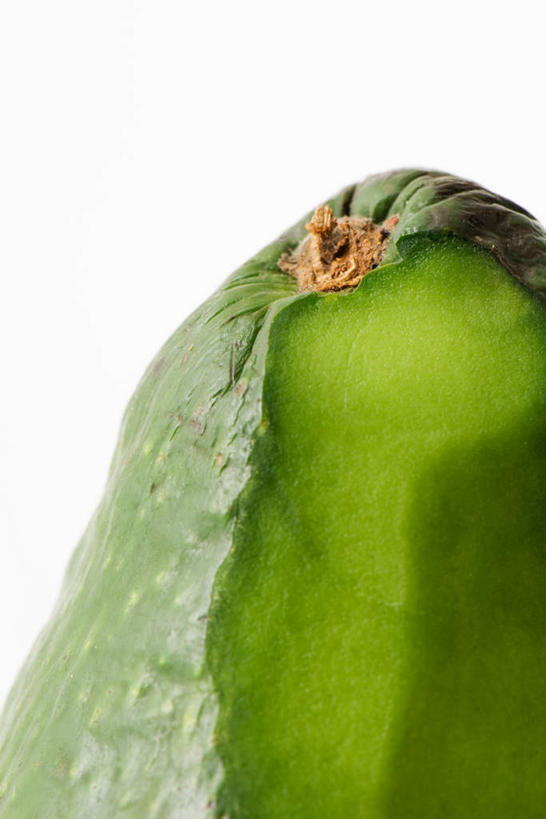 无人,竖图,室内,特写,白天,白色背景,正面,水果,切开,新鲜,生食,食品,果实,食物,一个,绿色,酪梨,切,鳄梨,摄影,有机食品,绿色食品,影棚,单个,油梨,剖面,切面,樟梨,牛油果,彩图,影棚拍摄,拍摄