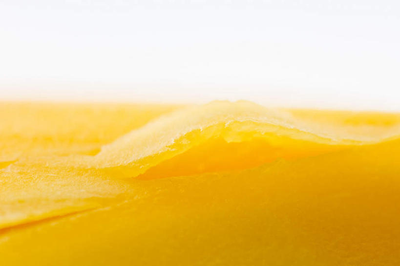 无人,横图,室内,特写,白天,白色背景,正面,芒果,水果,切开,切片,新鲜,生食,食品,果实,半个,食物,黄色,切,一半,摄影,有机食品,绿色食品,影棚,剖面,切面,望果,蜜望,檬果,闷果,漭果,杧果,庵波罗果,彩图,影棚拍摄,拍摄