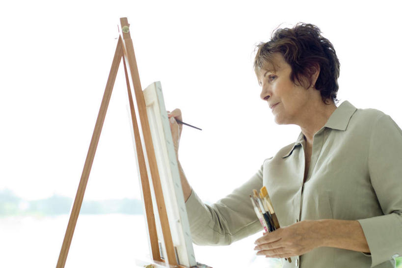 西方人,一个人,站,横图,室外,白天,仰视,海浪,海洋,欧洲,欧洲人,仅一个女性,仅一个人,浪花,水平线,海平线,注视,画架,画,蓝色,蓝天,天空,海水,画笔,天,观察,看,站着,仅一个中年女性,专注,晴朗,观看,察看,关注,欣赏,海景,万里无云,女人,女性,中年女性,白种人,大海,风浪,海,海水的波动,近岸浪,涌浪,晴空,晴空万里,画纸,画画,站立,半身,彩图,低角度拍摄