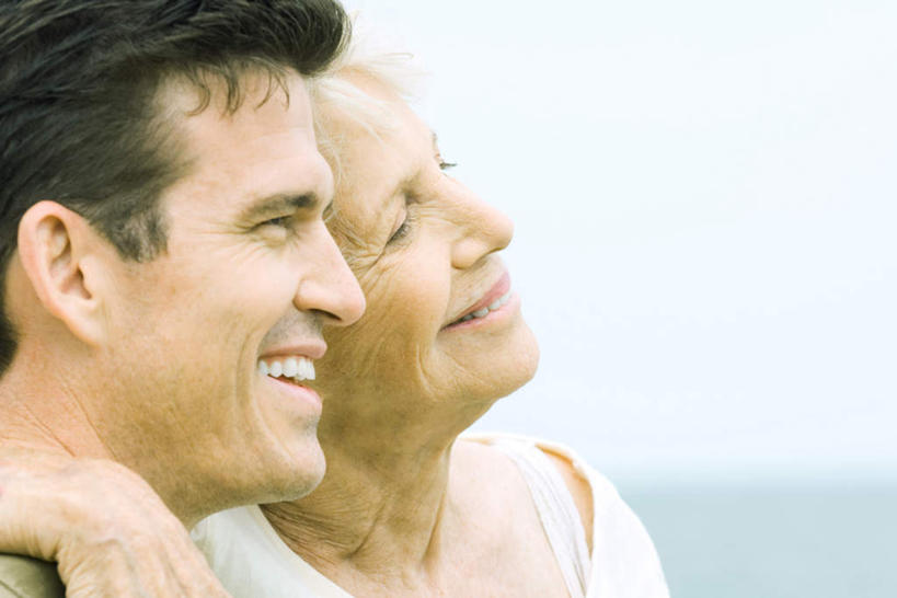 西方人,脸,头,脸颊,两个人,母亲,儿子,抱,笑,微笑,露齿笑,横图,室内,特写,白天,侧面,欧洲,欧洲人,蓝天,天空,天,母子,母爱,抱着,搂着,老年女性,男人,男性,女人,女性,中年男性,白种人,头部,脸部,脸蛋,面部,怀抱,搂,搂抱,相抱,拥抱,半身,彩图