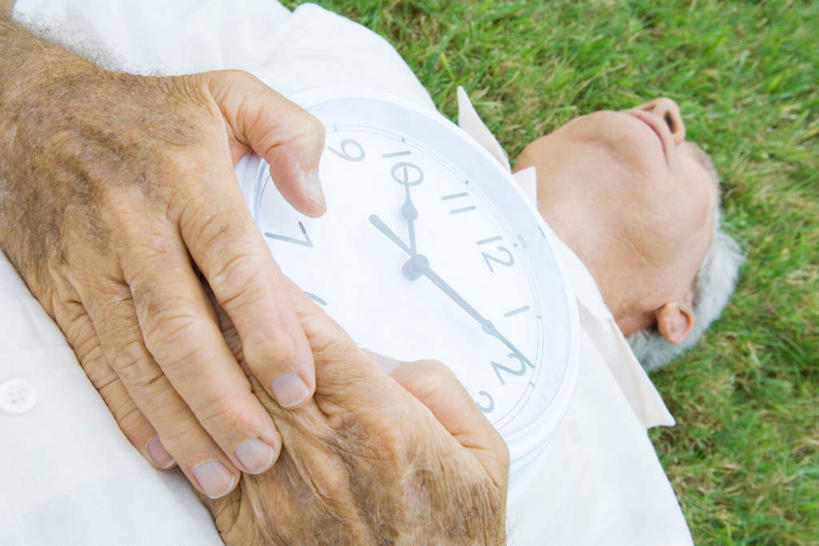 西方人,一个人,躺,捧,横图,俯视,室外,白天,衬衫,草地,草坪,植物,欧洲,欧洲人,仅一个男性,仅一个人,时间,时钟,注视,草,绿色,白色,挂钟,观察,看,仅一个老年男性,表,观看,察看,关注,卧着,老年男性,男人,男性,白种人,钟,端,端着,捧着,手捧,躺着,卧,半身,彩图,高角度拍摄,衬衣