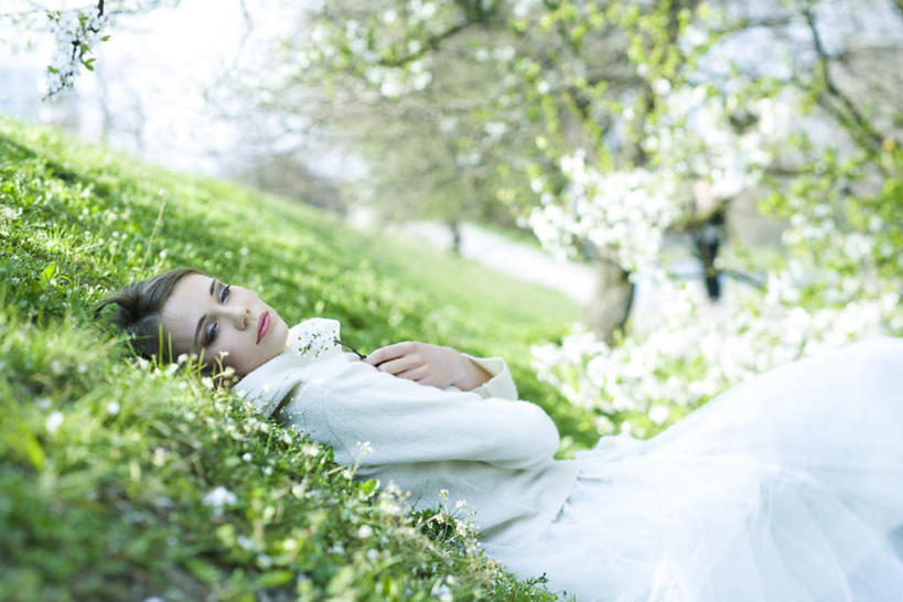 西方人,一个人,躺,横图,室外,白天,侧面,草地,草坪,美景,森林,树林,植物,欧洲,欧洲人,仅一个年轻女性,仅一个女性,仅一个人,景观,注视,草,树,树木,绿色,自然,观察,看,景色,生长,成长,观看,察看,关注,自然风光,卧着,年轻女性,女人,女性,白种人,躺着,卧,半身,彩图