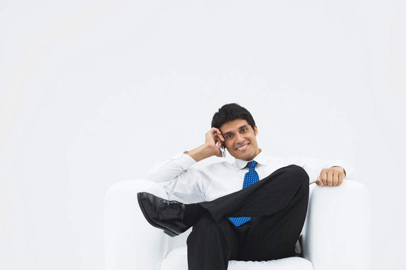 西方人,一个人,坐,打电话,横图,室内,白天,白色背景,正面,沙发,电话,手机,欧洲,欧洲人,仅一个男性,仅一个人,二郎腿,抬腿,注视,通讯设备,仅一个年轻男性,观察,看,摄影,影棚,观看,察看,关注,交流,男人,男性,年轻男性,白种人,沟通,通话,坐着,半身,彩图,影棚拍摄,拍摄,皮沙发