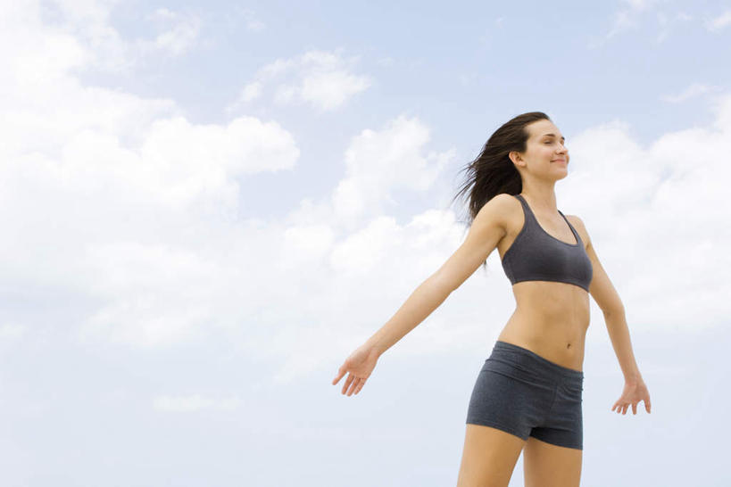 东方人,一个人,站,闭眼,伸展双臂,笑,微笑,露齿笑,横图,室外,白天,仰视,快乐,亚洲,仅一个年轻女性,仅一个女性,仅一个人,云,云朵,云彩,黄种人,蓝色,白云,蓝天,天空,天,站着,享受,晴朗,年轻女性,女人,女性,亚洲人,晴空,闭眼睛,闭着眼,闭着眼睛,敞开双臂,伸开双臂,展开双肩,站立,张开手臂,张开双臂,半身,彩图,低角度拍摄,欢乐