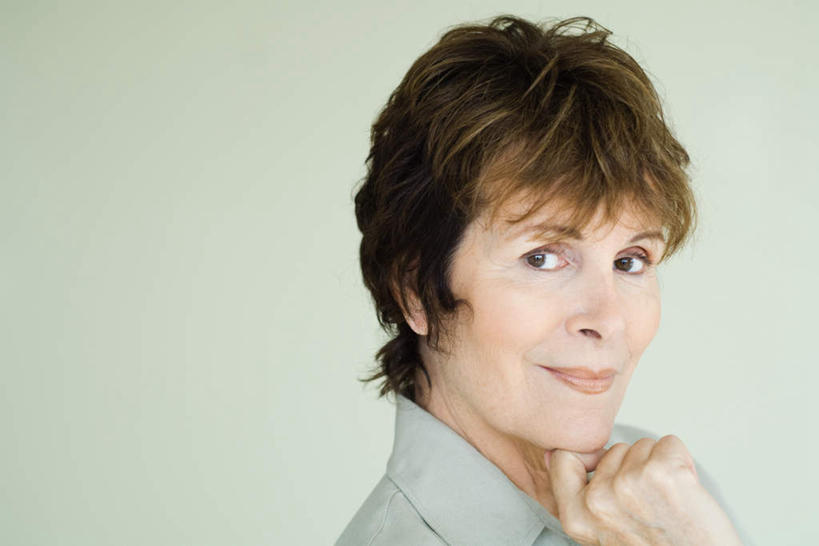 西方人,脸,头,脸颊,一个人,站,笑,微笑,露齿笑,横图,室内,特写,白天,白色背景,正面,欧洲,欧洲人,仅一个女性,仅一个人,撑,托腮,托,站着,仅一个中年女性,摄影,影棚,托下巴,女人,女性,中年女性,白种人,头部,脸部,脸蛋,面部,站立,半身,彩图,影棚拍摄,拍摄