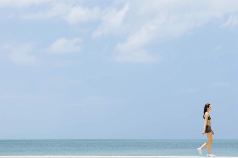 西方人,一个人,站,走,横图,室外,白天,侧面,海浪,海洋,欧洲,欧洲人,仅一个年轻女性,仅一个女性,仅一个人,浪花,水平线,云,云朵,海平线,云彩,注视,蓝色,白云,蓝天,天空,海水,天,观察,看,站着,晴朗,观看,察看,关注,海景,年轻女性,女人,女性,白种人,大海,风浪,海,海水的波动,近岸浪,涌浪,晴空,步行,散步,站立,走路,彩图,全身