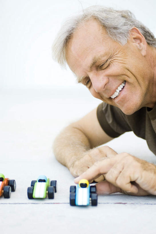 西方人,一个人,笑,微笑,露齿笑,竖图,室内,白天,白色背景,侧面,游戏,快乐,自由,汽车,欧洲,欧洲人,仅一个男性,仅一个人,三辆,玩,娱乐,仅一个老年男性,享受,休闲,眯眼,摄影,影棚,玩具汽车,童心,老年男性,男人,男性,白种人,玩耍,嬉戏,半身,彩图,影棚拍摄,拍摄