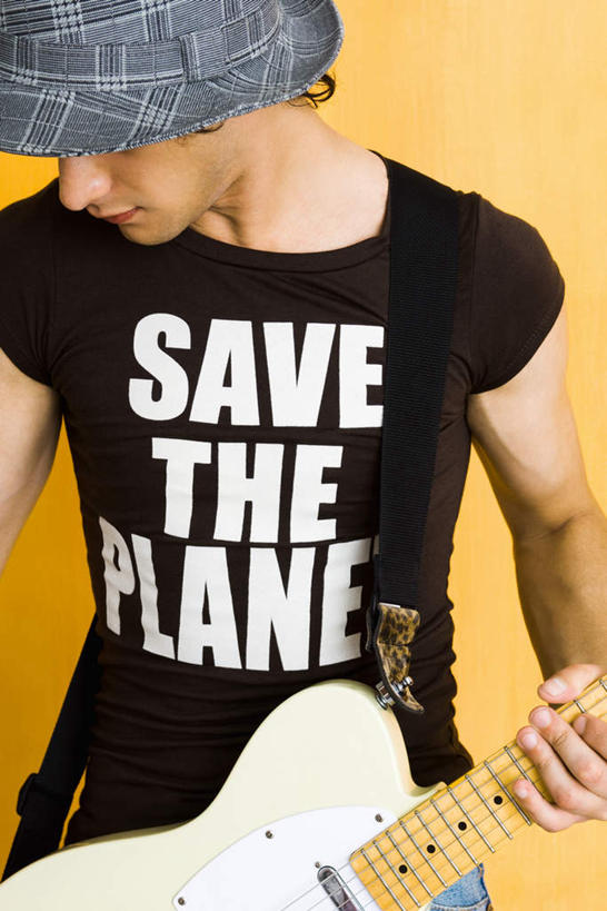 西方人,一个人,站,竖图,室内,白天,正面,T恤衫,帽子,欧洲,欧洲人,仅一个男性,仅一个人,握,黄色背景,吉他,乐器,弦乐器,音乐,弹奏,拿,T恤,拿着,注视,仅一个年轻男性,低头,观察,看,站着,放松,弹,握着,摄影,影棚,观看,察看,关注,弹拨弦鸣乐器,男人,男性,年轻男性,白种人,站立,半身,彩图,影棚拍摄,拍摄,弹拨弦乐器