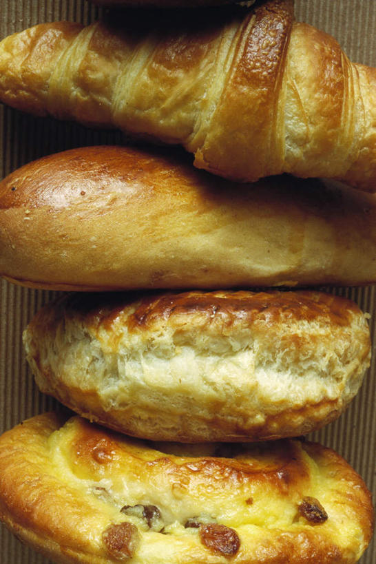 点心,面包,无人,竖图,俯视,室内,白天,静物,一排,整齐,食品,面点,羊角面包,餐盘,食物,糕点,排列,黄色,四个,牛角面包,队列,奶酥卷,彩图,高角度拍摄