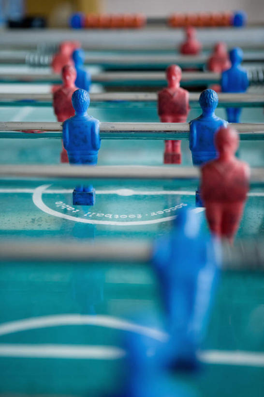 无人,竖图,室内,白天,正面,锻炼,游戏,运动,足球,静物,雕塑,一排,朦胧,模糊,艺术,整齐,装饰,雕刻,雕像,玩,娱乐,排列,红色,蓝色,工艺品,休闲,活动,纪念,美术,石膏像,队列,发泄,消遣,智力,主题,陈列,桌式足球,桌上足球,功能,美学,宣泄,体育,玩耍,嬉戏,彩图,健身