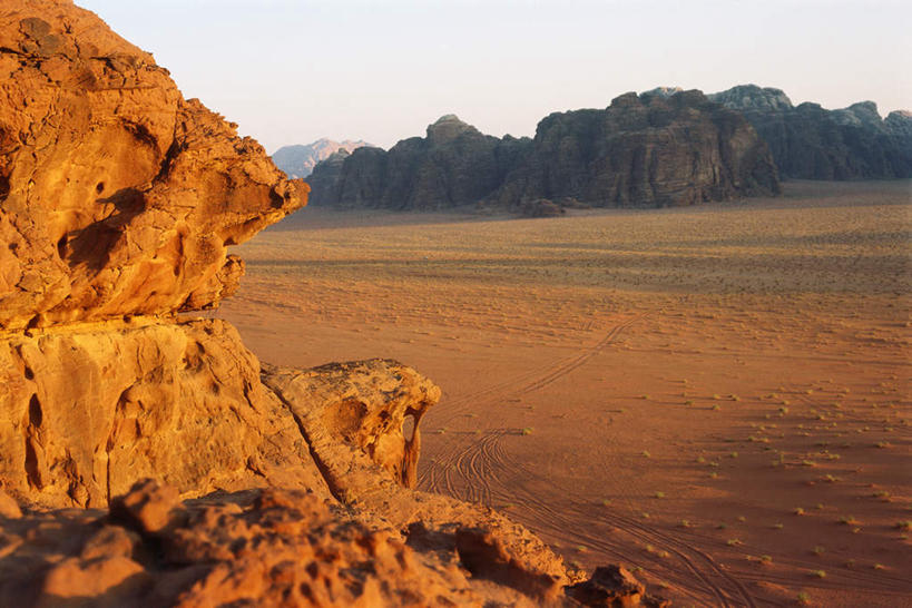 无人,横图,室外,白天,正面,旅游,度假,礁石,石头,美景,日落,沙漠,约旦,亚洲,光线,石子,景观,晚霞,霞光,落日,地面,痕迹,娱乐,黄色,阳光,自然,黄昏,享受,休闲,景色,彩霞,放松,自然风光,西亚,约旦哈希姆王国,夕照,大漠,礁,砂漠,石块,岩石,夕阳,玩耍,彩图,旅行,斜阳,轮胎印