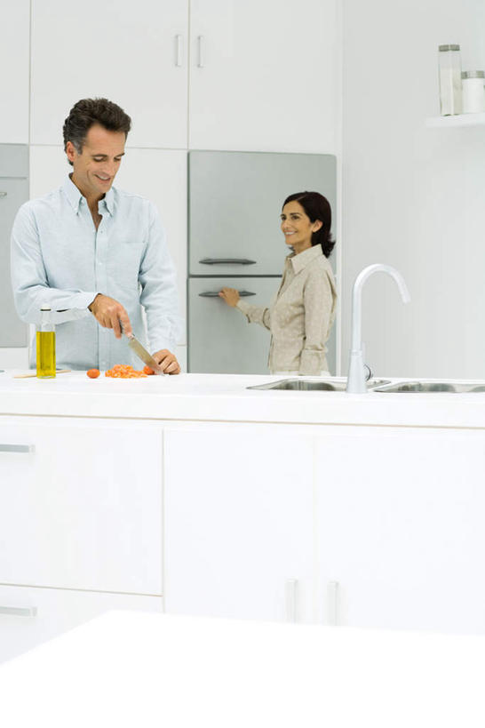 西方人,两个人,夫妻,站,竖图,室内,白天,正面,爱情,厨房,蔬菜,西红柿,欧洲,欧洲人,一堆,许多,切开,堆积,新鲜,电器,水龙头,冰箱,食品,刀具,浪漫,拿,拿着,注视,食物,刀,观察,看,切,站着,恩爱,恋人,有机食品,绿色食品,观看,堆,察看,家电,关注,剖面,切面,男人,男性,女人,女性,中年男性,中年女性,白种人,情侣,樱桃番茄,圣女果,番茄,站立,半身,彩图,灶间,伴侣,匕首