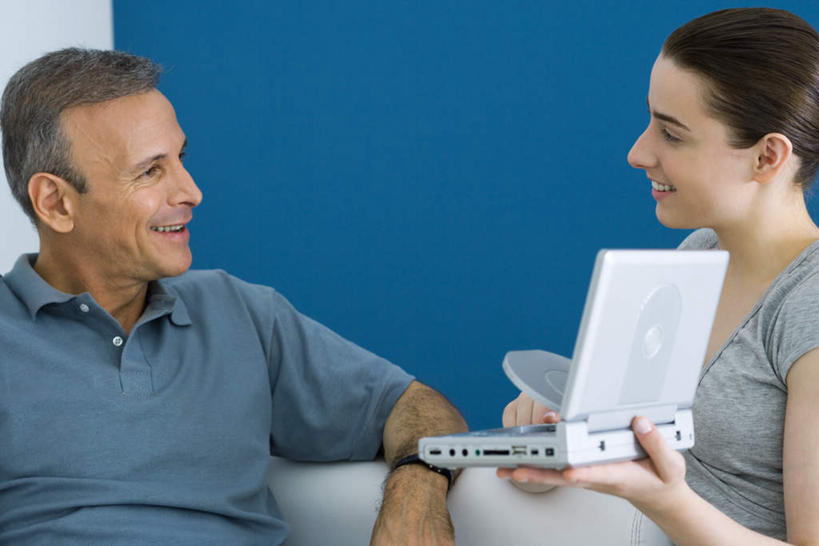 西方人,两个人,家庭,父亲,女儿,客厅,坐,笑,微笑,露齿笑,横图,室内,白天,侧面,数据,沙发,欧洲,欧洲人,信息,光盘,墙,光碟,拿,拿着,注视,存储介质,相视,墙壁,墙面,观察,看,温暖,温馨,父女,一家人,面对面,父爱,观看,对视,碟片,存储,和睦,察看,起居室,影碟机,关注,相对,相看,男人,男性,年轻女性,中年男性,白种人,年轻人,坐着,半身,彩图,融洽,皮沙发