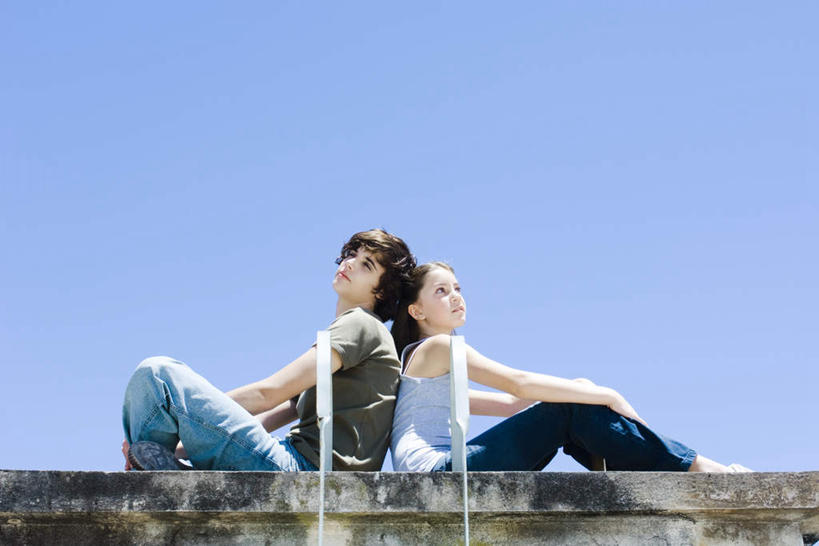 西方人,儿童,栏杆,坐,横图,室外,白天,仰视,纯洁,安全,欧洲,欧洲人,阴影,光线,影子,依靠,注视,兄妹,小孩,蓝色,蓝天,天空,阳光,天,观察,看,倚靠,背靠背,可爱,童年,童趣,背对背,观看,察看,关注,童真,烂漫,无邪,天真,信任,男孩,男人,男性,女孩,女人,女性,白种人,孩子,坐着,半身,彩图,低角度拍摄,男生,女生