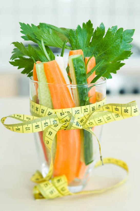 无人,竖图,室内,特写,白天,正面,餐桌,桌子,萝卜,胡萝卜,黄瓜,蔬菜,杯子,叶子,一堆,许多,切片,堆叠,堆积,新鲜,测量,皮尺,刻度,食品,绿叶,玻璃制品,食物,尺,水杯,嫩叶,有机食品,绿色食品,餐台,堆,测量工具,尺子,腰围尺,瘦身,量具,量仪,塑料卷尺,服装尺,裁缝尺,叶,叶片,玻璃杯,青瓜,胡瓜,红萝卜,甘荀,彩图