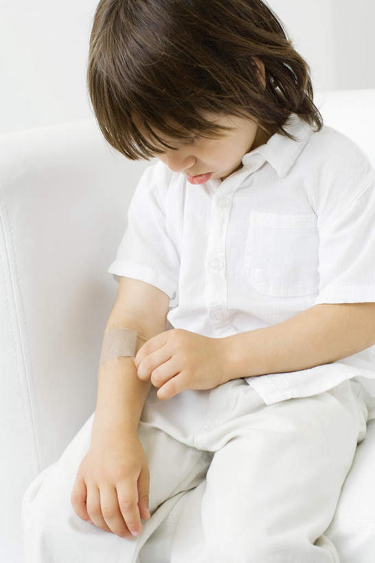 西方人,儿童,一个人,坐,竖图,俯视,室内,白天,纯洁,沙发,欧洲,欧洲人,仅一个男性,仅一个人,服装,注视,休闲装,小孩,衣服,低头,观察,看,仅一个小孩,休闲,休闲服,可爱,童年,童趣,服饰,观看,察看,关注,童真,烂漫,无邪,天真,男孩,男人,男性,白种人,孩子,创可贴,熟石膏,坐着,半身,彩图,高角度拍摄,男生,皮沙发,护创胶布