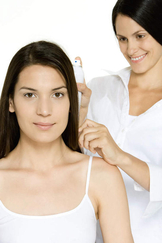 西方人,脸,头,脸颊,头发,两个人,站,竖图,室内,特写,白天,白色背景,正面,工作服,制服,化妆,美容,吊带,欧洲,欧洲人,护肤,喷,飞溅,溅,罐子,液体,水滴,拿,拿着,注视,吊带衫,水珠,白色,黑色,观察,看,站着,保养,享受,休闲,放松,保健,摄影,影棚,观看,察看,关注,喷洒,养颜,工作制服,喷雾罐,年轻女性,女人,女性,白种人,头部,长发,脸部,脸蛋,面部,站立,半身,彩图,影棚拍摄,工作套服,拍摄