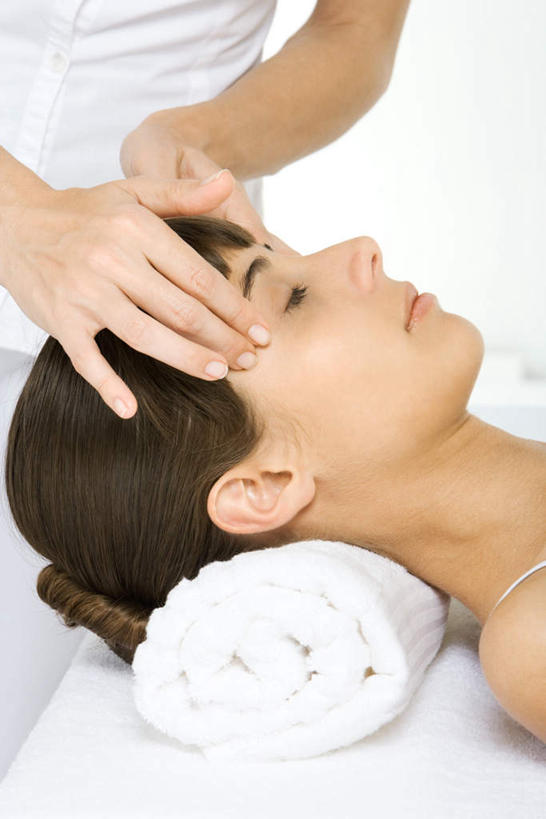 西方人,两个人,按摩师,站,躺,闭眼,竖图,室内,白天,白色背景,正面,工作服,制服,按摩,床,欧洲,欧洲人,床单,拿,拿着,被子,白色,瓶子,塑料制品,站着,塑料瓶,摄影,单人床,影棚,被单,指压,乳霜,工作制服,卧着,年轻女性,女人,女性,白种人,技师,闭眼睛,闭着眼,闭着眼睛,躺着,卧,站立,半身,彩图,影棚拍摄,工作套服,推拿,拍摄