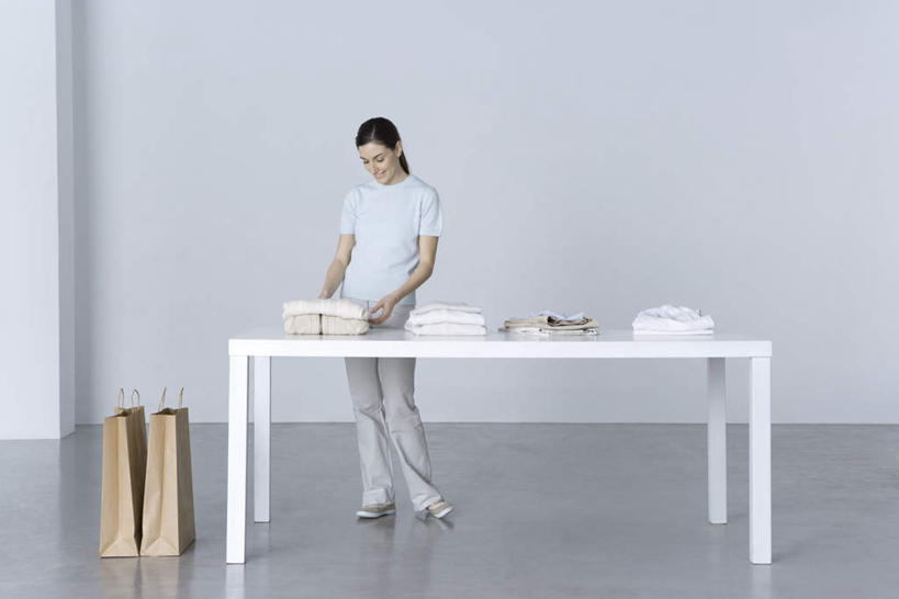 西方人,一个人,办公室,笑,微笑,露齿笑,横图,室内,白天,白色背景,正面,购物,消费,家具,桌子,袋子,欧洲,欧洲人,仅一个年轻女性,仅一个女性,仅一个人,许多,服装,整齐,包装袋,手提袋,办公桌,购物袋,休闲装,衣服,休闲,休闲服,金融,摄影,服饰,影棚,整理,两袋,购买,贸易,办公家具,年轻女性,女人,女性,白种人,彩图,全身,影棚拍摄,拍摄