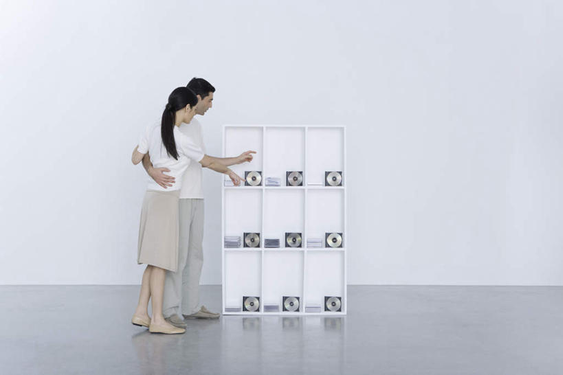 西方人,两个人,夫妻,站,横图,室内,白天,白色背景,侧面,爱情,数据,柜子,欧洲,欧洲人,许多,指,服装,信息,光盘,光碟,浪漫,注视,休闲装,存储介质,衣服,橱柜,观察,看,站着,休闲,休闲服,恩爱,恋人,摄影,服饰,影棚,观看,碟片,存储,察看,指着,关注,男人,男性,年轻男性,年轻女性,女人,女性,白种人,情侣,站立,彩图,全身,影棚拍摄,拍摄,伴侣