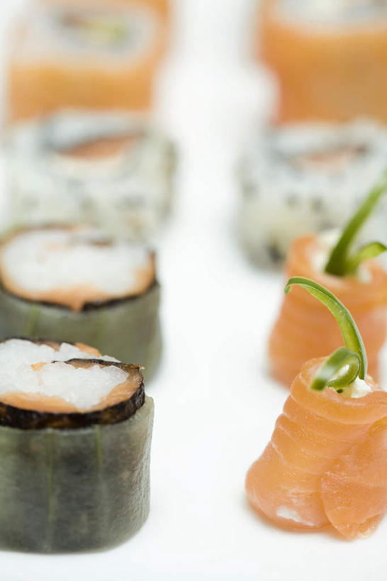 海鲜,米饭,三文鱼,寿司,无人,竖图,室内,特写,白天,白色背景,正面,烹饪,桌面,桌子,鲑鱼,蔬菜,一排,许多,朦胧,模糊,新鲜,鱼,青椒,海苔,芝麻,日本料理,料理,食品,饭,水产,菜肴,美食,食物,排列,日式料理,日式,佳肴,有机食品,绿色食品,大马哈鱼,五谷,队列,海产品,醋饭,大椒,撒蒙鱼,萨门鱼,冰海之皇,鲑,菜椒,脂麻,胡麻,白麻,巨胜子,油麻,四喜饭,甜椒,柿子椒,灯笼椒,彩图