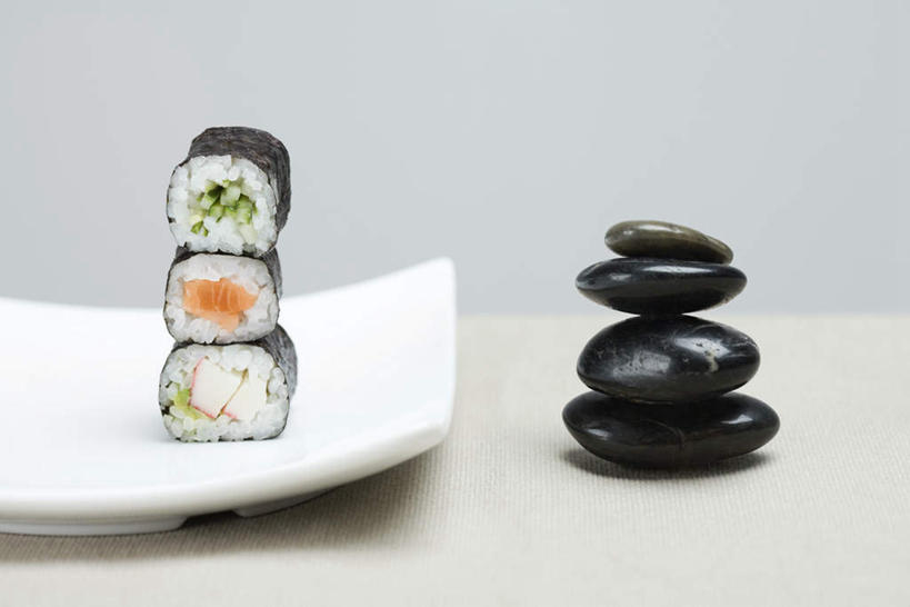 海鲜,米饭,三文鱼,寿司,无人,横图,室内,特写,白天,白色背景,正面,烹饪,石头,桌面,桌子,鲑鱼,黄瓜,餐具,一排,阴影,整齐,鱼,碟子,盘,石子,影子,海苔,日本料理,料理,食品,紫菜,饭,水产,菜肴,美食,食物,排列,三个,黑色,盘子,碟,日式料理,日式,鹅卵石,佳肴,大马哈鱼,五谷,队列,海产品,醋饭,蟹肉棒,按摩石,撒蒙鱼,萨门鱼,冰海之皇,鲑,四喜饭,石块,青瓜,胡瓜,彩图