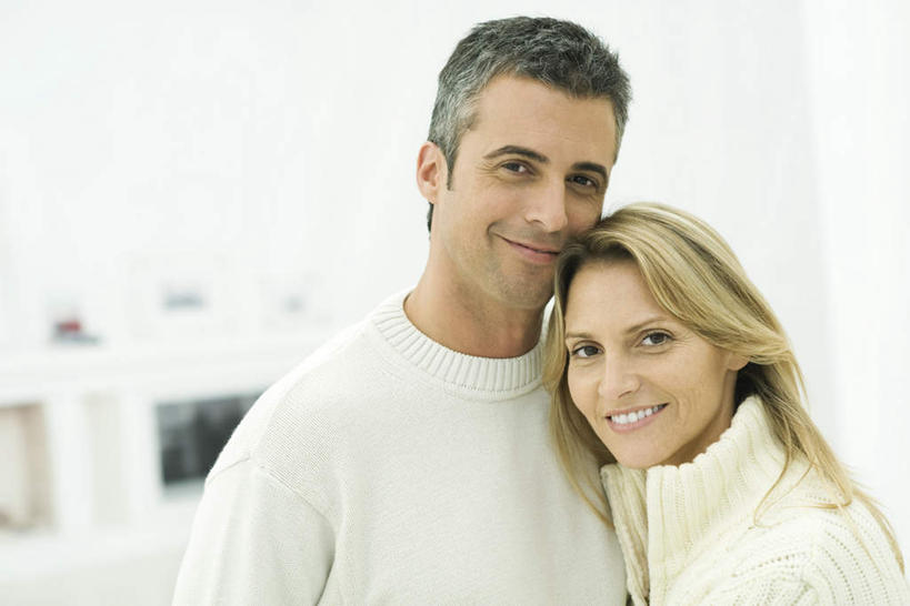 西方人,两个人,家庭,夫妻,站,抱,笑,微笑,露齿笑,横图,室内,白天,正面,毛衣,爱情,欧洲,欧洲人,浪漫,注视,拍照,观察,看,靠,靠着,站着,温暖,温馨,一家人,恩爱,恋人,抱着,观看,和睦,察看,搂着,关注,开衫,男人,男性,女人,女性,中年男性,中年女性,白种人,情侣,怀抱,搂,搂抱,相抱,拥抱,站立,半身,彩图,绒衣,套衫,套头毛衣,线衣,伴侣,融洽