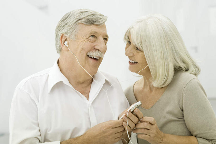 西方人,两个人,家庭,夫妻,抱,笑,打电话,微笑,露齿笑,横图,室内,白天,白色背景,正面,毛衣,爱情,陶醉,快乐,电话,手机,欧洲,欧洲人,浪漫,音乐,听,音乐播放器,通讯设备,靠,靠着,享受,温暖,温馨,一家人,恩爱,恋人,抱着,和睦,搂着,开衫,MP3播放器,交流,老年男性,老年女性,男人,男性,女人,女性,白种人,情侣,沟通,搂,搂抱,通话,半身,彩图,绒衣,套衫,套头毛衣,线衣,伴侣,融洽,播放器,沉醉