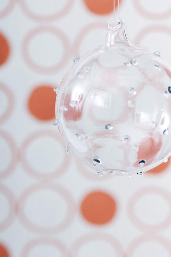 无人,竖图,室内,特写,白天,白色背景,正面,桌面,桌子,静物,圣诞节,花纹,节日,朦胧,模糊,庆祝,透明,垂吊,圆形,图案,线,圆,塑料,文化,球,一个,庆典,球体,摄影,影棚,单个,纪念,凹凸,悬空,气氛,彩图,影棚拍摄,拍摄
