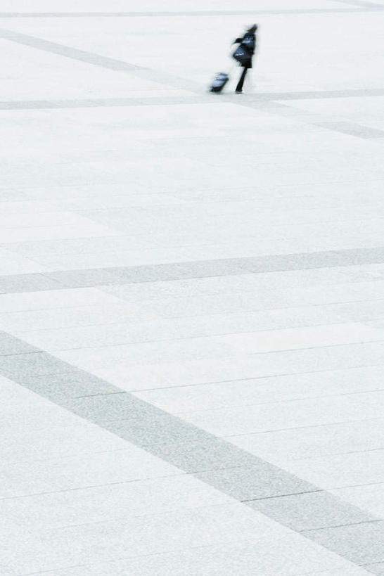 西方人,一个人,商务人士,商务女性,广场,拉,竖图,俯视,室外,白天,旅游,度假,欧洲,欧洲人,仅一个年轻女性,仅一个女性,仅一个人,套装,朦胧,模糊,拉杆箱,图案,冰,冬季,冬天,娱乐,手提包,享受,休闲,放松,寒冷,冷,拉着,商务装,工薪阶层,年轻女性,女人,女性,白种人,白领,上班族,彩图,高角度拍摄,全身