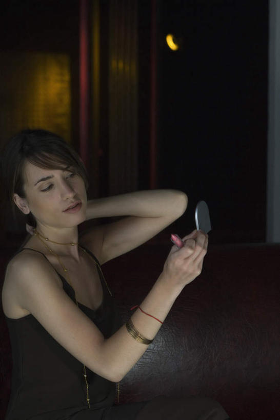 西方人,一个人,酒吧,坐,竖图,室内,夜晚,正面,化妆,美容,镜子,项链,欧洲,欧洲人,仅一个年轻女性,仅一个女性,仅一个人,护肤,反射,灯光,注视,装饰品,首饰,口红,观察,看,保养,享受,休闲,放松,保健,观看,镜像,察看,昏暗,镜面,关注,摆弄,养颜,光学,手镜,年轻女性,女人,女性,白种人,坐着,半身,彩图,酒吧间,酒馆